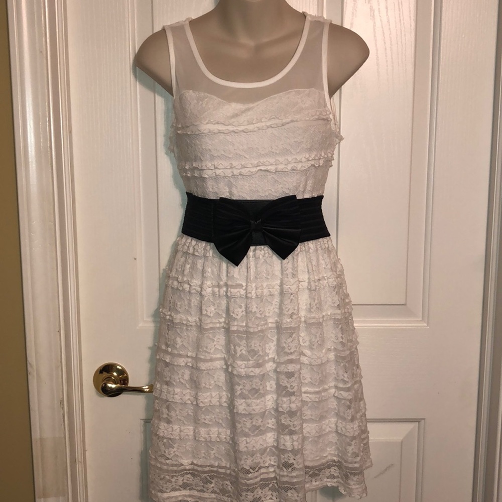 White All Lace Sleeveless Dress Size Medium